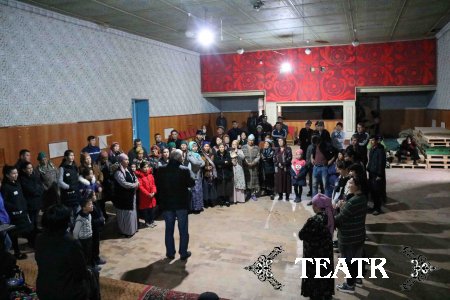 М.Иброхимова ва Х.Тошпўлатов Қуйи Чирчиқ туманида хашарчилар билан учрашувда