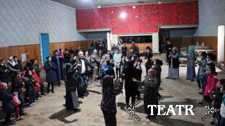 М.Иброхимова ва Х.Тошпўлатов Қуйи Чирчиқ туманида хашарчилар билан учрашувда