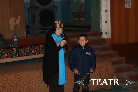 М.Иброхимова ва Х.Тошпўлатов Қуйи Чирчиқ туманида хашарчилар билан учрашувда