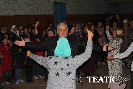 М.Иброхимова ва Х.Тошпўлатов Қуйи Чирчиқ туманида хашарчилар билан учрашувда