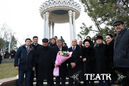 Алишер Навоий хайкали олдидаги тадбир