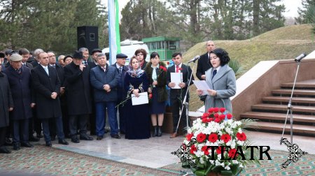 Алишер Навоий хайкали олдидаги тадбир