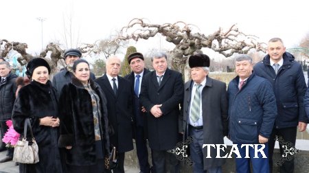 Алишер Навоий хайкали олдидаги тадбир