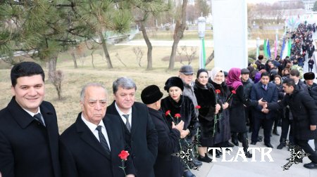 Алишер Навоий хайкали олдидаги тадбир