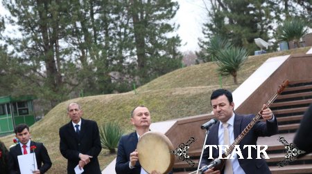 Алишер Навоий хайкали олдидаги тадбир