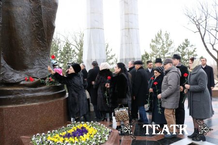 Алишер Навоий хайкали олдидаги тадбир