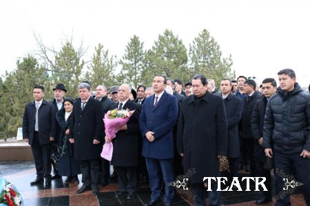 Алишер Навоий хайкали олдидаги тадбир