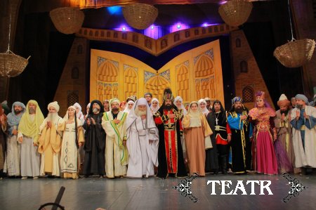 Ўзбек Миллий академик драма театри саҳнасида Алломаи замон спектакли.