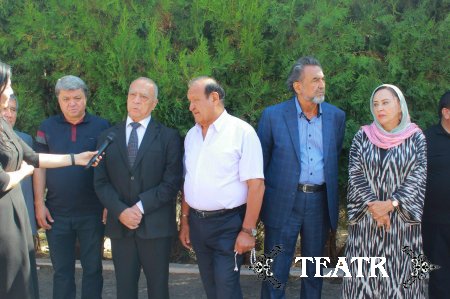 Театр жамоаси ўтганларни ёд этиш мақсадида Чиғатой қабристонида бўлди.