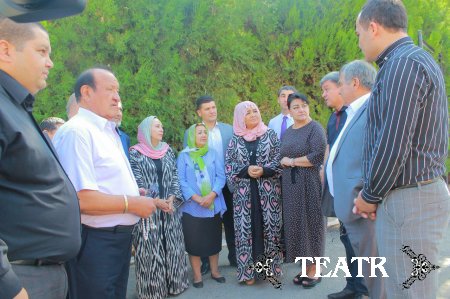 Театр жамоаси ўтганларни ёд этиш мақсадида Чиғатой қабристонида бўлди.