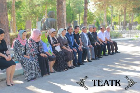 Театр жамоаси ўтганларни ёд этиш мақсадида Чиғатой қабристонида бўлди.