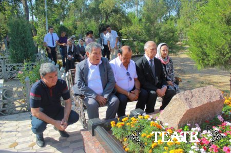 Театр жамоаси ўтганларни ёд этиш мақсадида Чиғатой қабристонида бўлди.